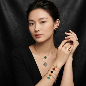 18Kゴールドメッキの四つ葉のクローバーチャーム付きブレスレット　長さ調節可能なチェーンタイプ　レディースジュエリー　ギフト　中国製