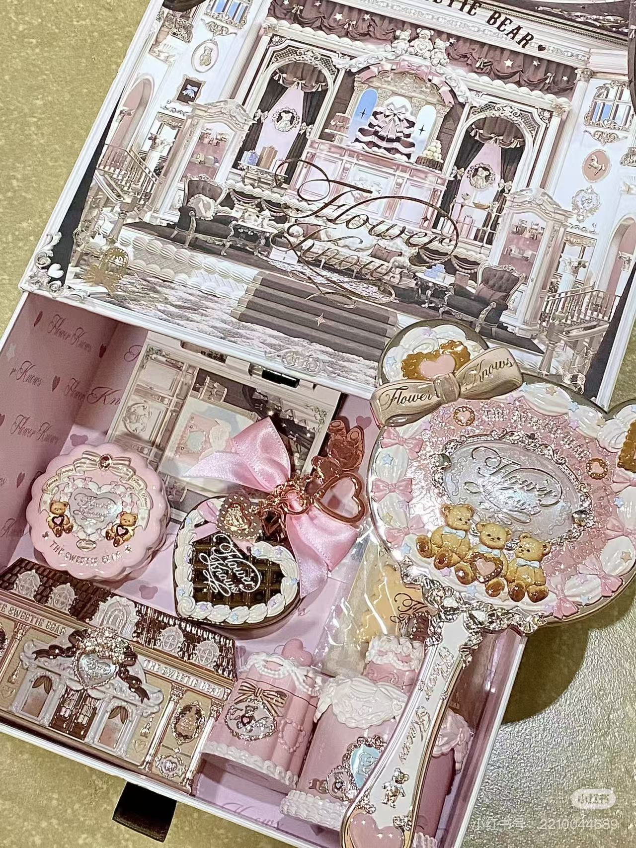 Flower Knows The Sweetie Bear 12 パーツ メイクアップ ギフト リップ グレーズ ブラッシュ アイシャドウ コンシーラー セット ボックス