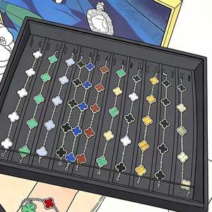 高級18Kゴールドの四つ葉のクローバーモチーフのレディースブレスレット。メーカー直販で、すべてのジュエリーデザインのオーダーメイドに対応しています。