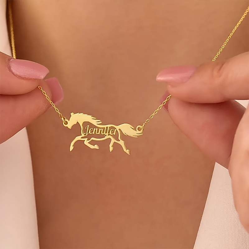 カスタムギャロッピング馬名 24 18K ゴールドペンダントネックレス女性のためのカスタマイズされた高品質のステンレス鋼チェーンパーソナライズされたギフト