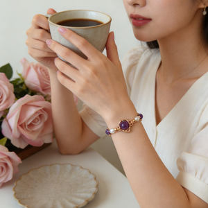 純銀、天然アメジスト、淡水パールをあしらったブレスレット。液体金属をモチーフにしたデザイン。18Kゴールドメッキを施した豪華なジュエリー。