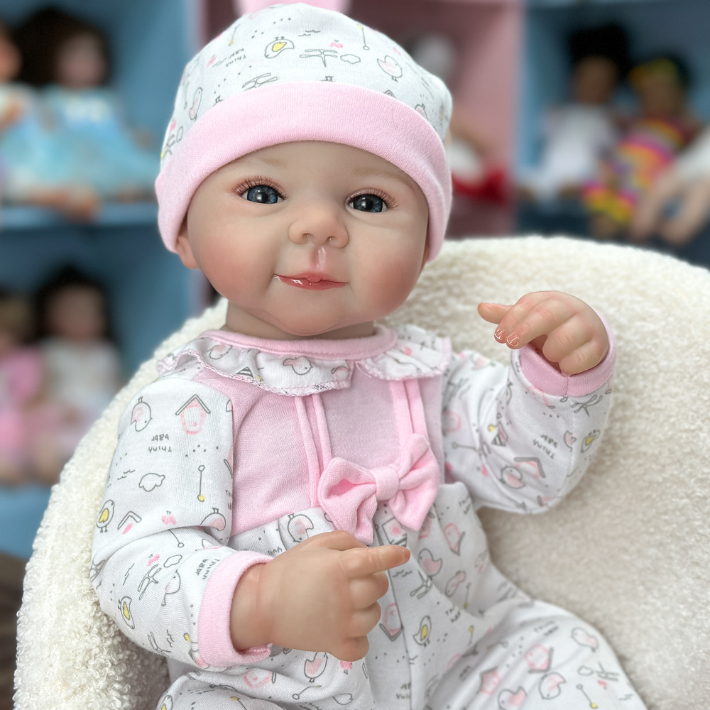 18インチのビニール製リボーンドール |花柄の衣装、絶妙な青い目、キュートな表情、リアルな肌、ポーズ可能、ギフトボックス（記念品）、