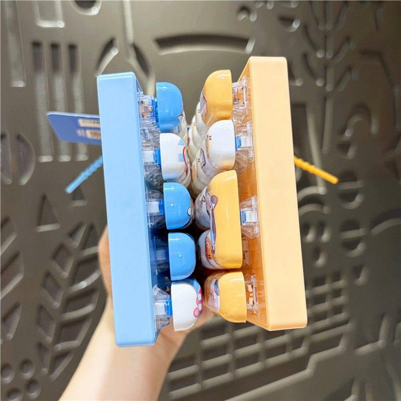 アンチストレスキーホルダー 26 キー減圧キーボードキーホルダーバッグチャーム用ペンダントハンギングフィジェットキーキャップキーリング 키체인