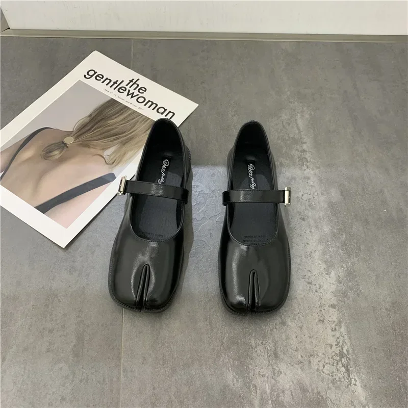 ノベルティスプリットトゥフラットシューズ女性品質革メリージェーン和風トロッターフラットアンクルベレ足袋忍者ローファー女性