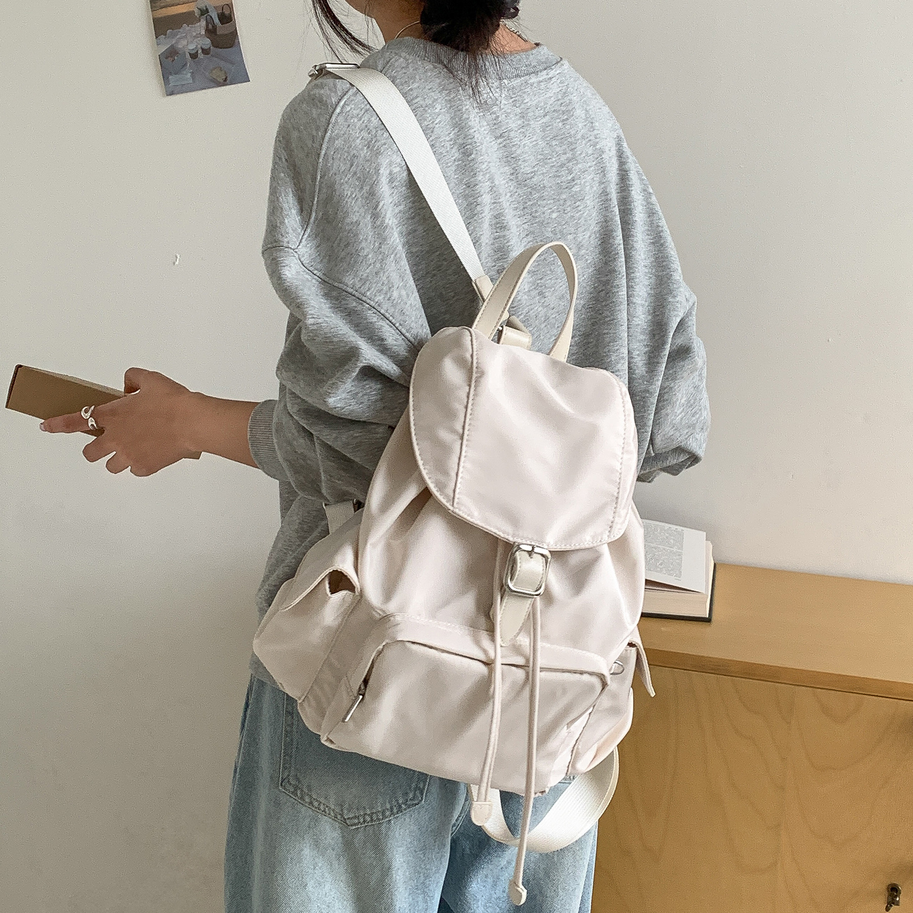 軽量ナイロンバックパック大学生スクールバッグ大容量旅行通勤バックパック女性 Mochilas