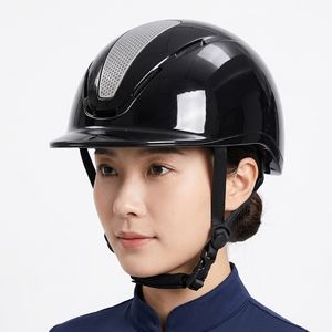 プロ仕様の乗馬用ハーフヘルメット。男性・女性兼用で、CPSCおよびCE認証を取得しており、四季を通じて乗馬時の安全装備として最適です。