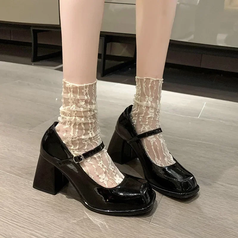 女性の夏の黒の新しい小さな革の靴メアリージェーンズヴィンテージバックルノンスリップサンダル女性ミディアムヒールカジュアルエレガントなヒール