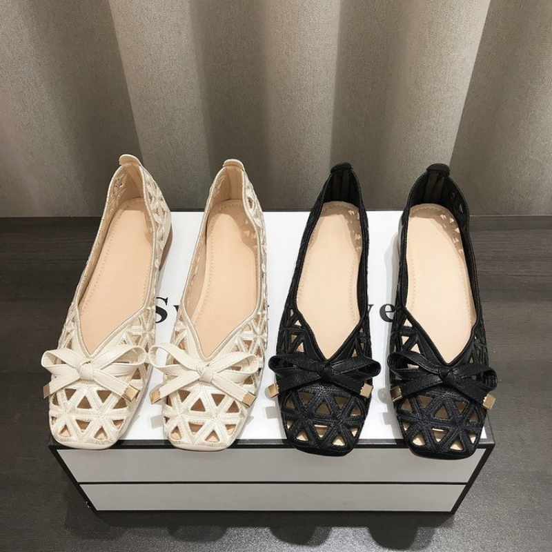 新しいフレンチスタイルのリボンフラットサンダル女性の幾何学的なカットアウトのぞき見つま先通気性のある夏ベージュの靴ドレス、オフィス、カジュアル用