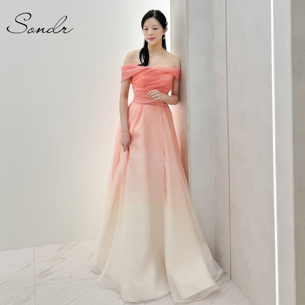 Sondr グラデーションピンクのイブニングドレス オフショルダー シルクオーガンザ パーティードレス プロムドレス パフォーマンスドレス フォーマルシーン