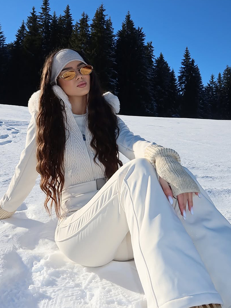 女性のシックな白のフード付きスキージャンプスーツ、ウエストベルト付き暖かい防雪ワンピーススノーウェアウィンタースポーツファッションレディース防寒着