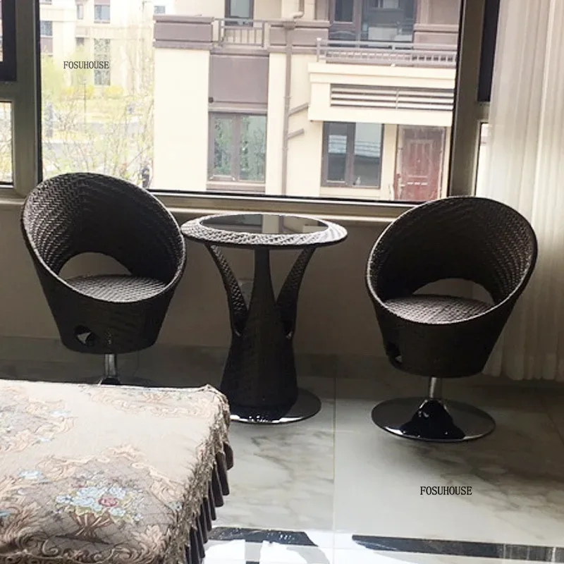 屋外ガーデン家具セットクリエイティブPE籐椅子回転式ホームステイバルコニーティーテーブルと椅子セット屋外家具N