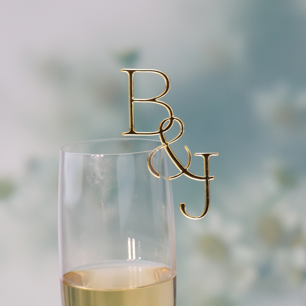 20/50/100 個パーソナライズされた結婚式のイニシャルドリンクタグガラストッパードリンクマドラーカスタムスウィズルスティック誕生日ドリンクチャーム