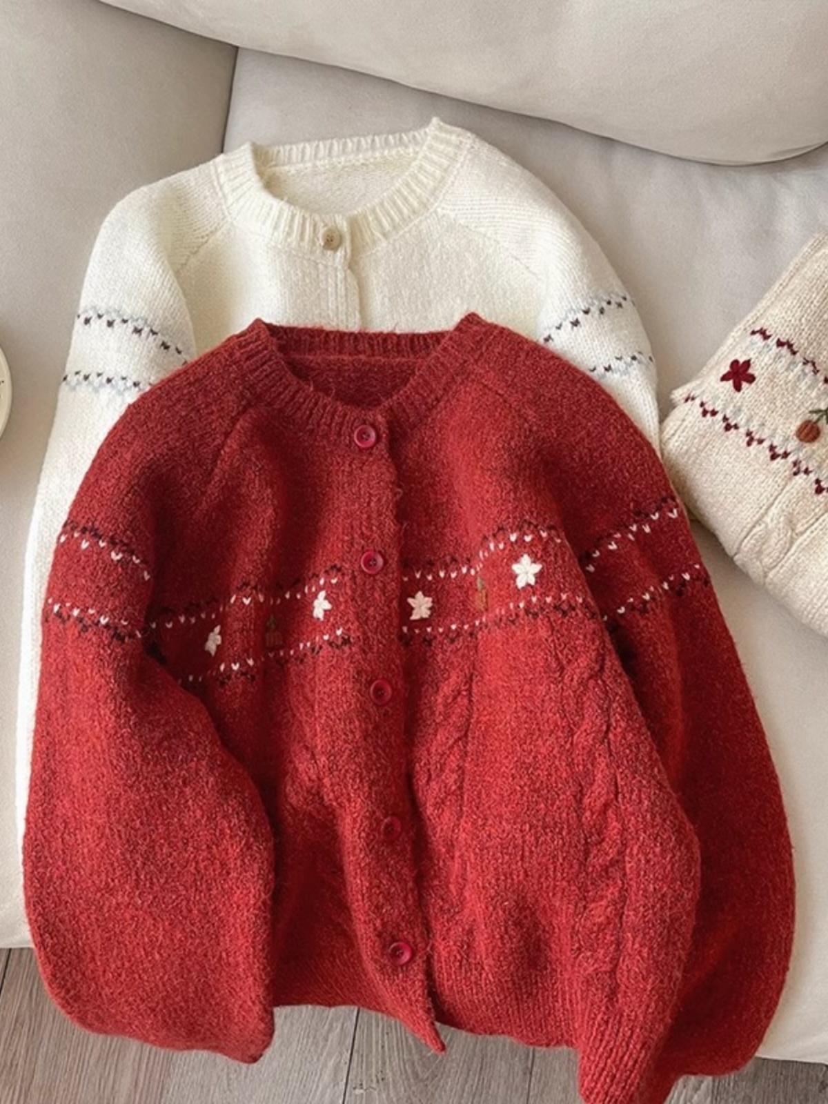 クリスマス赤い花刺繍ニットカーディガン 2024 秋/冬の女性のラウンドネックシングルブレストセーター暖かいジャケット潮