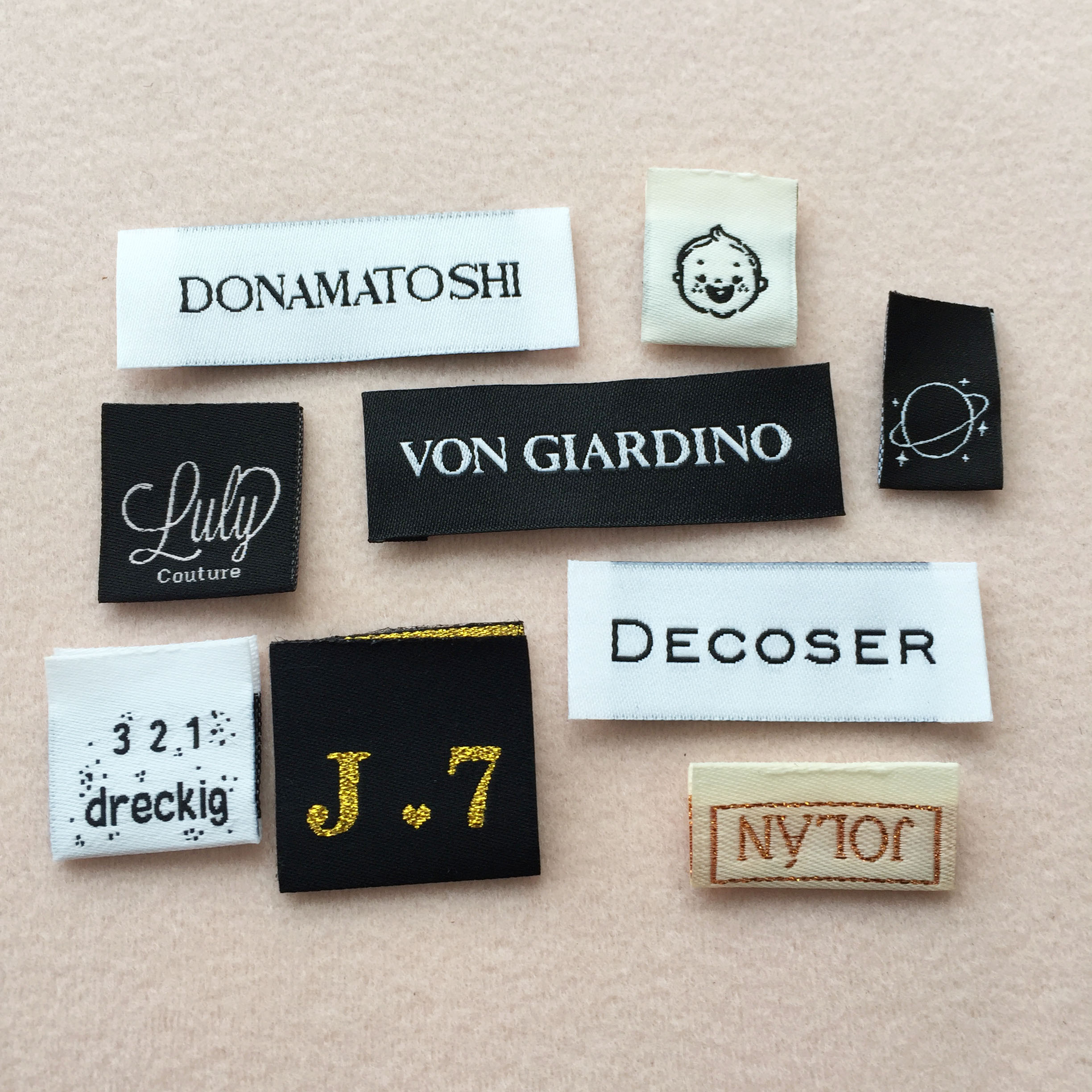 1000 ピース/ロットカスタムブランド名衣類織ラベル衣服生地ラベルロゴ 2 × 5 センチメートルエンドフォールド/センターフォールド高品質
