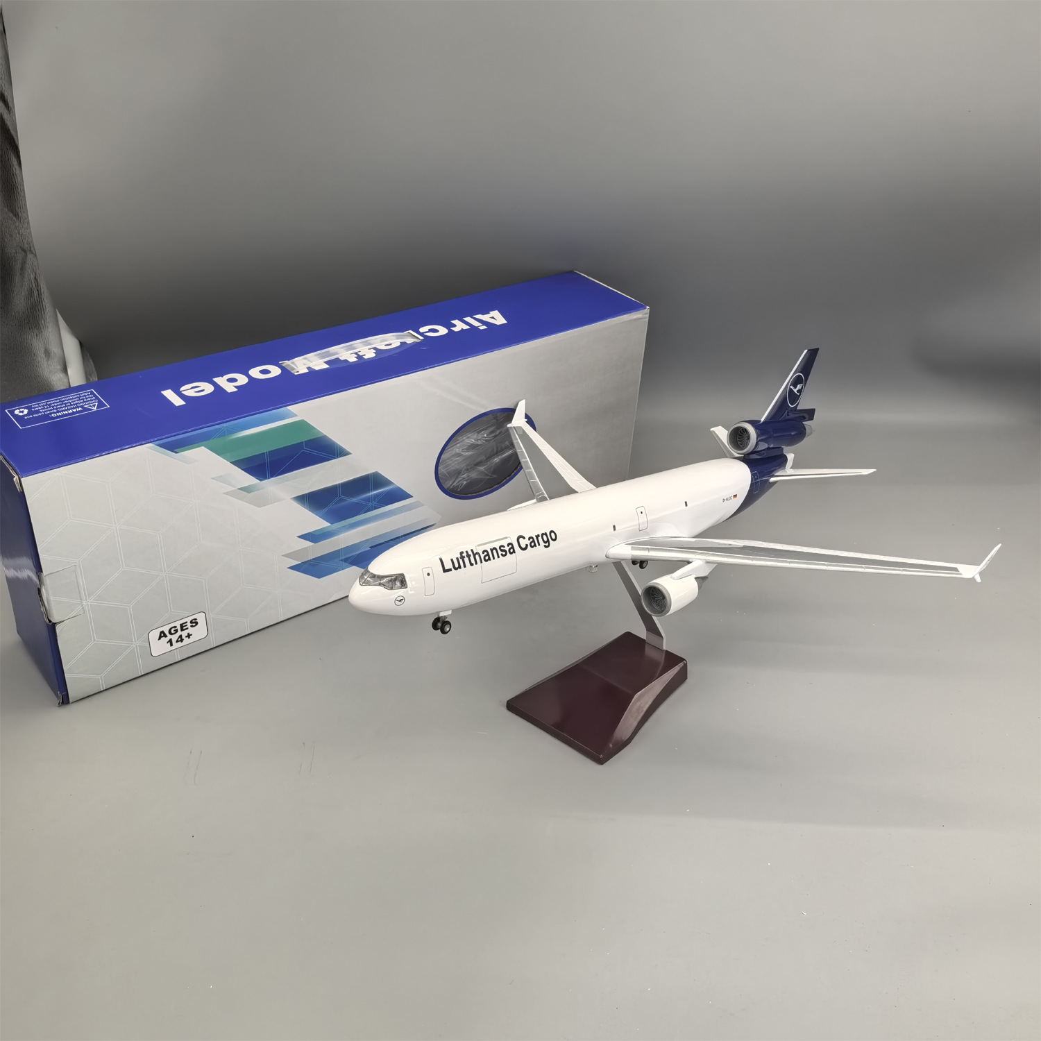 47 センチメートル飛行機モデル ルフトハンザ カーゴ MD-11 樹脂ダイキャスト航空機 木製ベース付き 航空愛好家によるギフトを収集