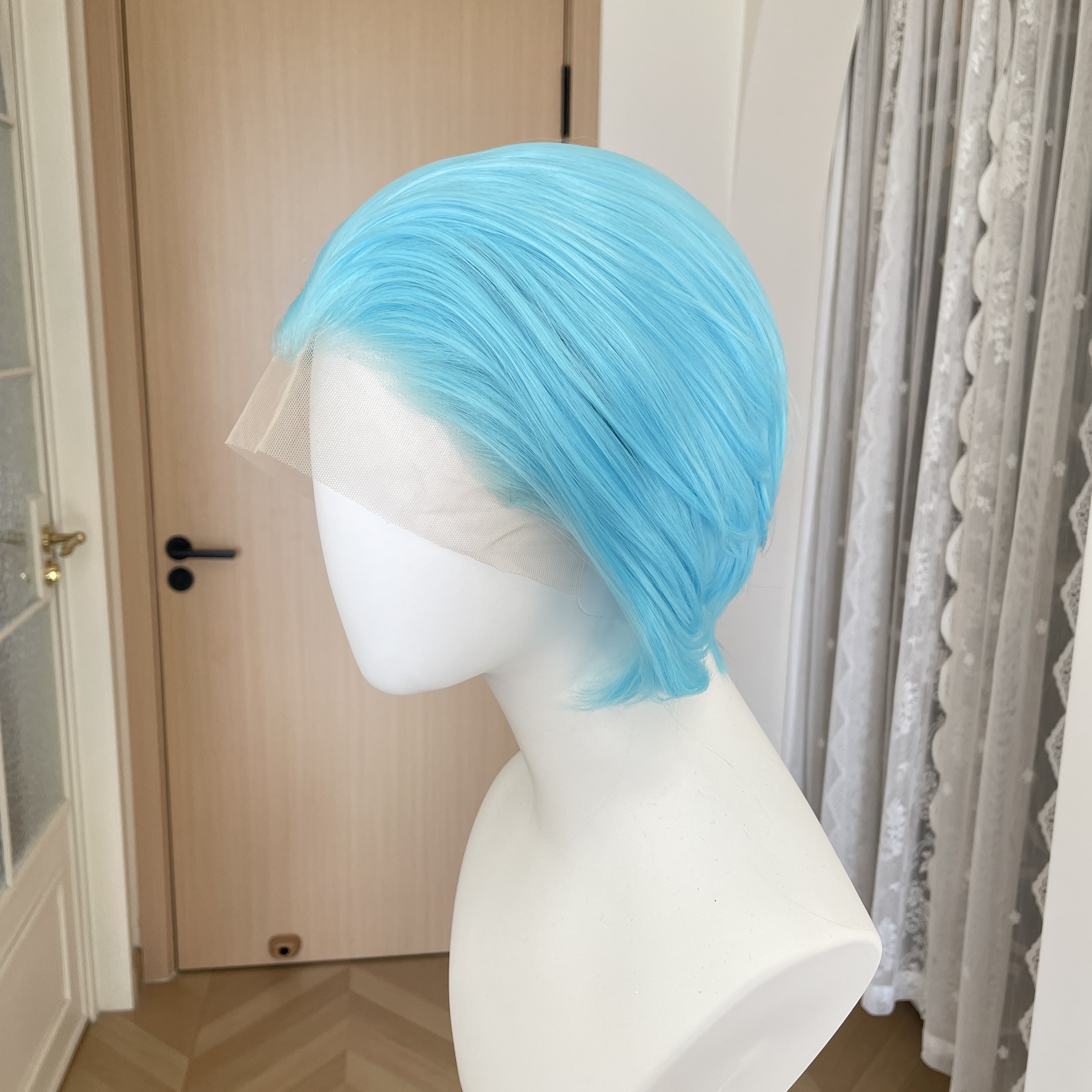 ウォーターブルーショートボブカット女性コスプレ 13 × 4 レースフロントウィッグ男性用グルーレス人工毛耐熱フリー部分 150%