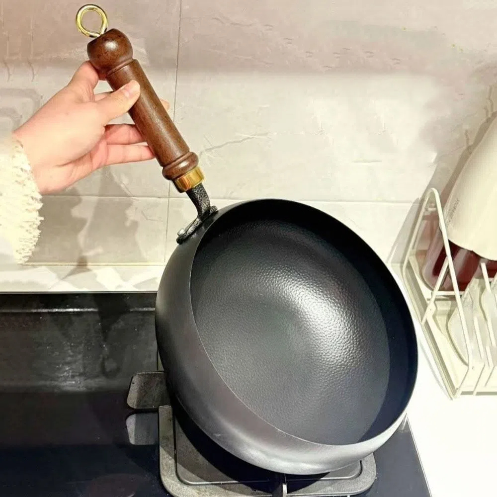 鍋テフロン加工中華鍋木製ハンドル 24 センチメートルスープポットぶら下げ平底鉄炒めパンレストラン用