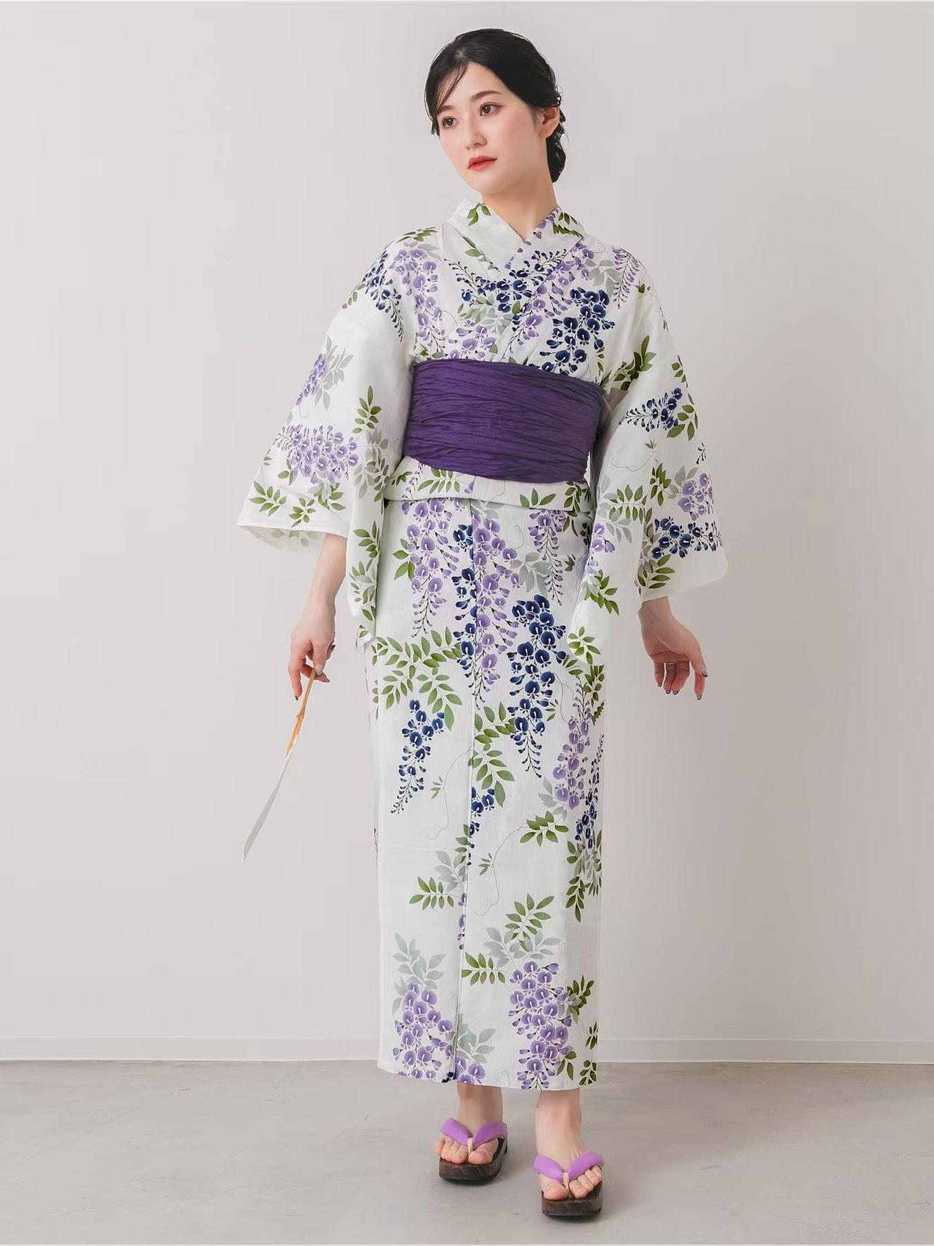 日本の着物、浴衣、女性の伝統的なフォーマルウェアスタイル、高級綿麻生地、写真撮影旅行服