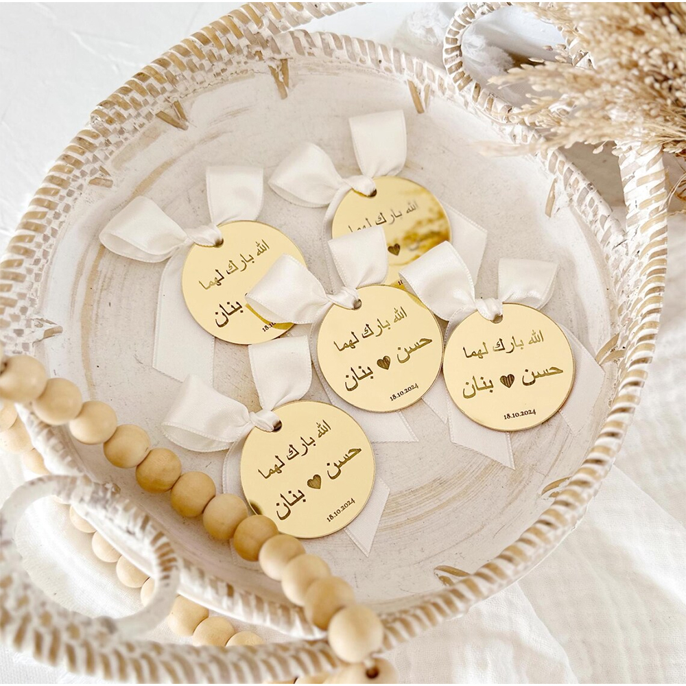 30/50/100 個パーソナライズされたラウンドタグアラビア語テキスト刻まれたアクリルタグ結婚式の名前タグサークルタグヘナの日赤ちゃん洗礼