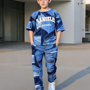 夏のトレンド、新作の男の子用ラウンドネック半袖トップスとパンツの2点セット。カジュアルで着心地が良い