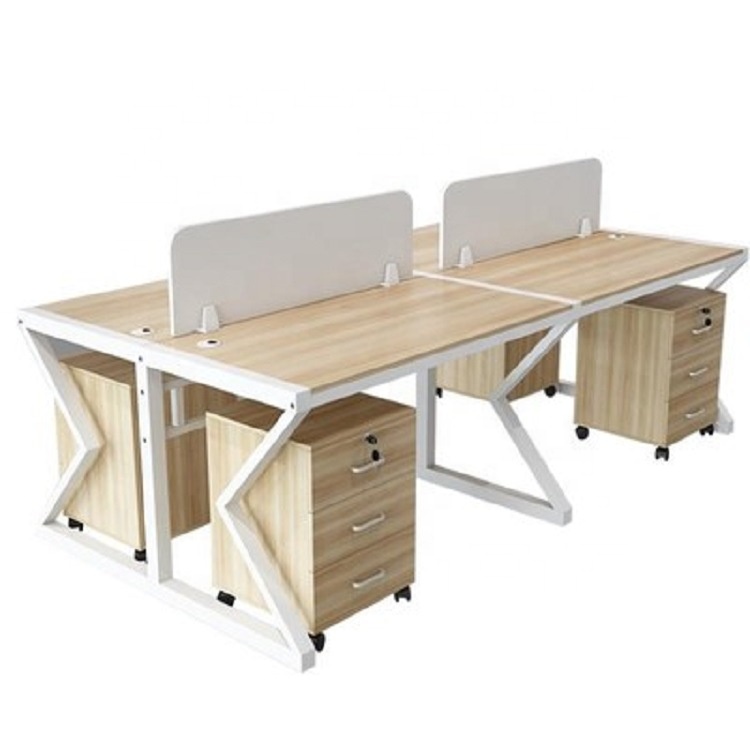 現代のコンパクトなオフィス木製デスクトップ デスク セット 2/4/6 席のオフィス家具
