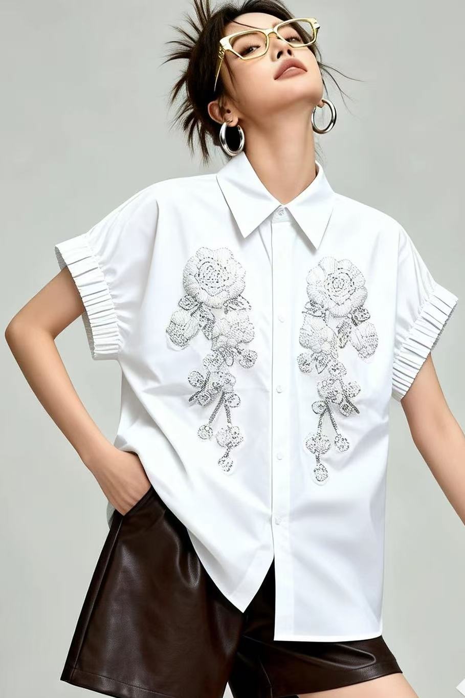 2026 夏の新ファッショナブルなルーズで多用途なコットンブラウスシャツ刺繍半袖トップ女性のシャツの女性の服