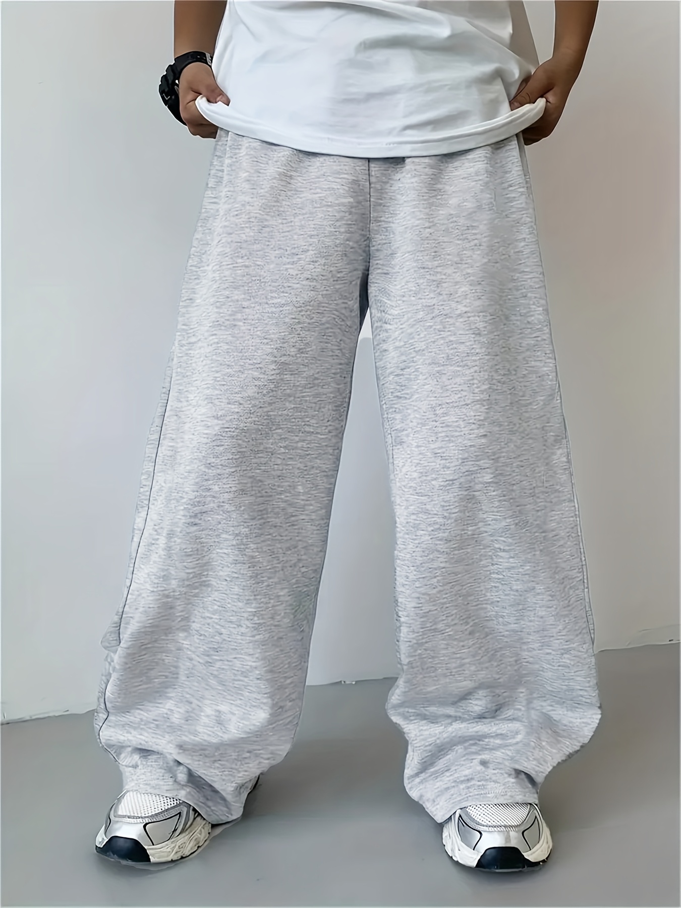 ゆったりとしたストレートレッグのグレーのパンツ。ソフトなデイリーパンツ。ユニセックスのスウェットパンツ。  オールシーズン使えるコットン素材のストリートウェア。パンツ男性
