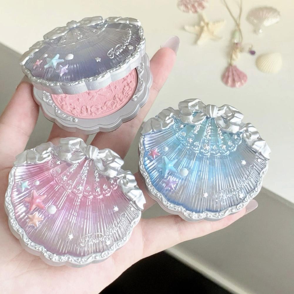 Flower Knows パールシェルシェイプ ベルベットエンボスブラッシュ マット仕上げ 構築可能 ブレンド可能 パウダーブラッシュ 頬用 すべての肌トーン用