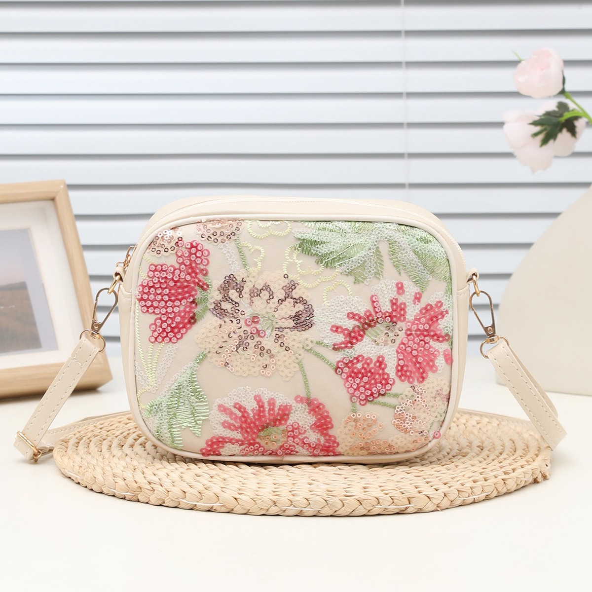 手作り刺繍花アップリケヴィンテージスタイルスパンコールイブニングバッグ、結婚式、宴会用の輝くハンドバッグ