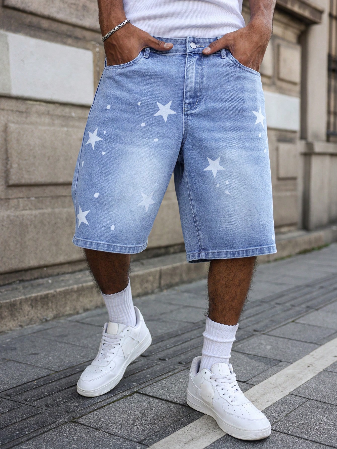 春夏用のメンズブルーデニムショートパンツ、脚に星がプリントされており、スタイリッシュで合わせやすいです