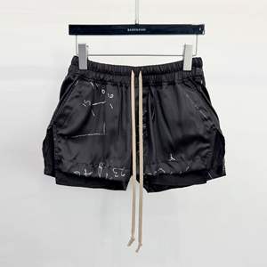 グラフィティプリントのショートパンツ　ドレープ感のあるゆったりとしたシルエット、どんなスタイルにも合わせやすく、通気性に優れたストレッチウエストバンドの普段使い用レディースショートパンツ