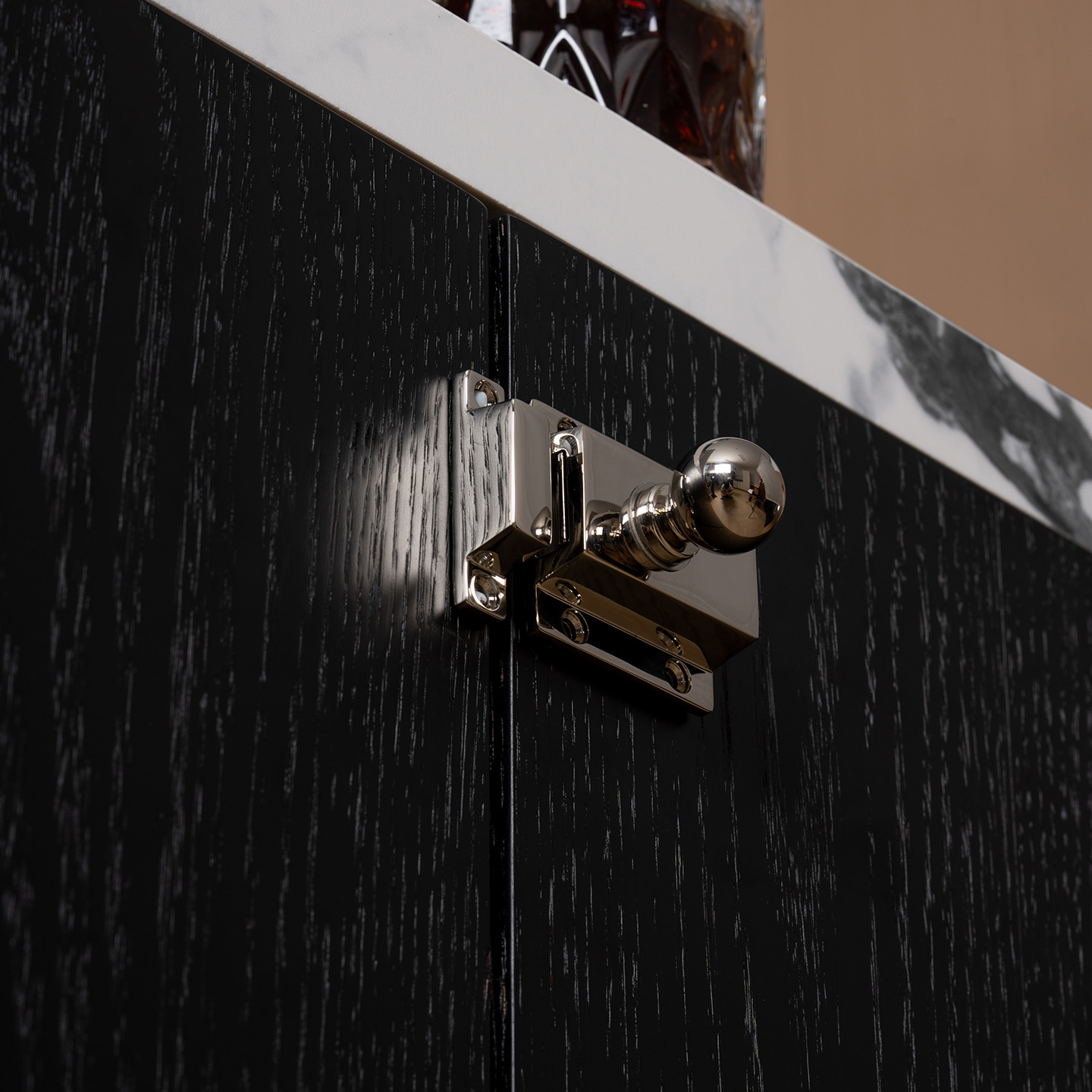 DOOROOM 真鍮ボルトドアレトロスタイルラッチセキュリティロックバックルキャビネットドアハンドルワインキャビネットドアラッチ