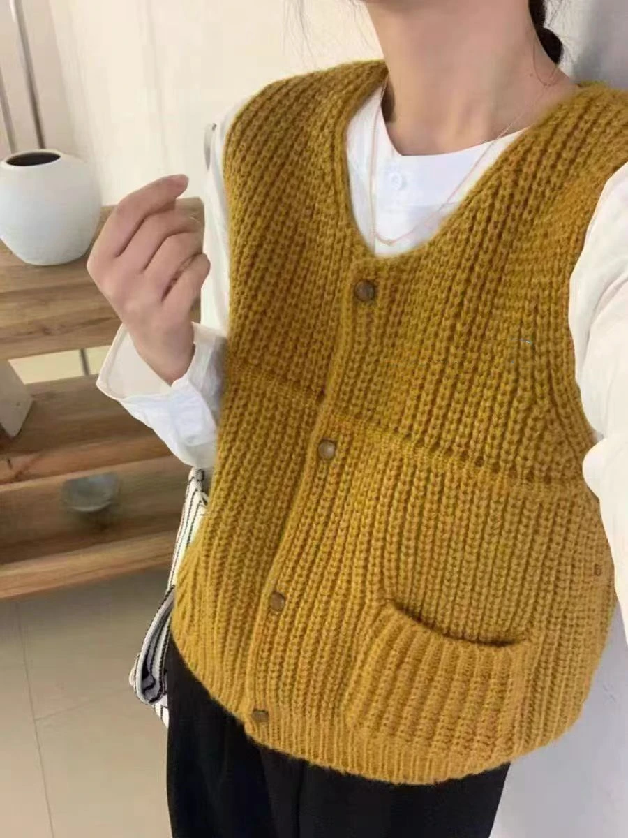 分厚いニットセーターベスト女性のためのボタンアップノースリーブニットトップフロントポケット付き韓国レディースカジュアルシックな衣装
