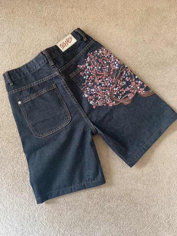 男性ダークウォッシュデニムショーツバックポケット桜刺繍ルーズフィット膝丈ヴィンテージストリートカジュアル夏着用