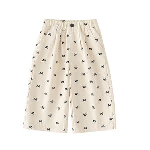 女の子向けの新発売のベストセラー、ゆったりとしたワイドレッグパンツ。春と秋にぴったりで、蝶ネクタイ付きです。