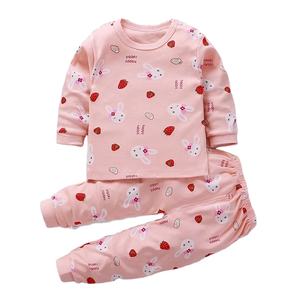 可愛くてスタイリッシュなデザイン、綿100％の長ズボンタイプの夏用パジャマセット。幼児や乳児向け。