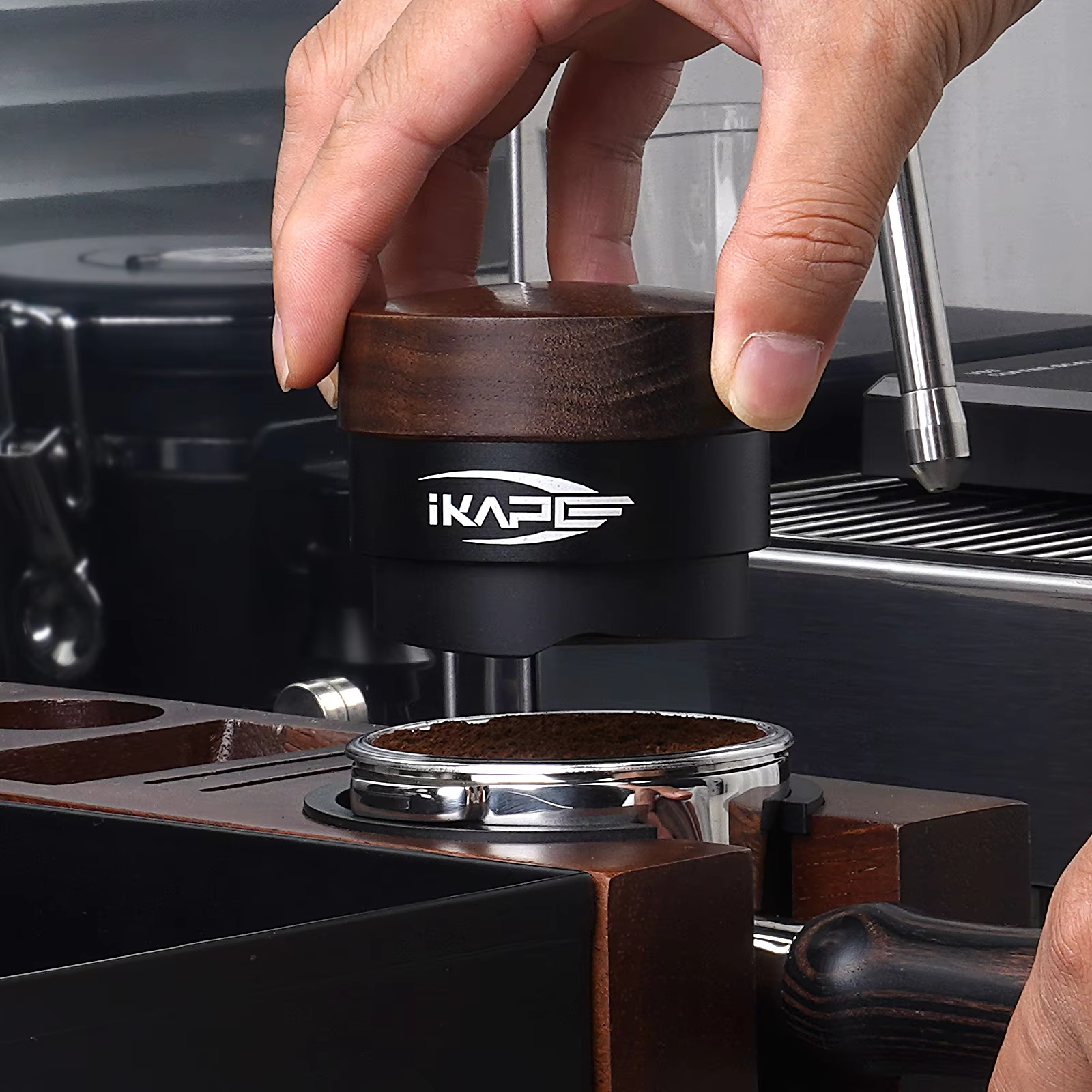 IKAPE エスプレッソ木製重力ディストリビューター、51/54/58mm ポルタフィルターに適合、チタン PVD ​​コーティングベース付きコーヒーウォールナットディストリビューター