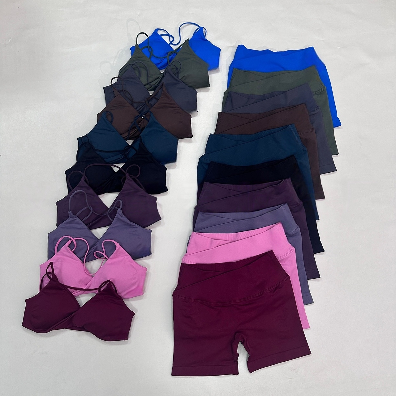 ヨガビジョンツイストフロントスポーツブラレギンスジムセット女性のシームレスな高弾性ジムブラベストヒップリフトショーツスポーツセット