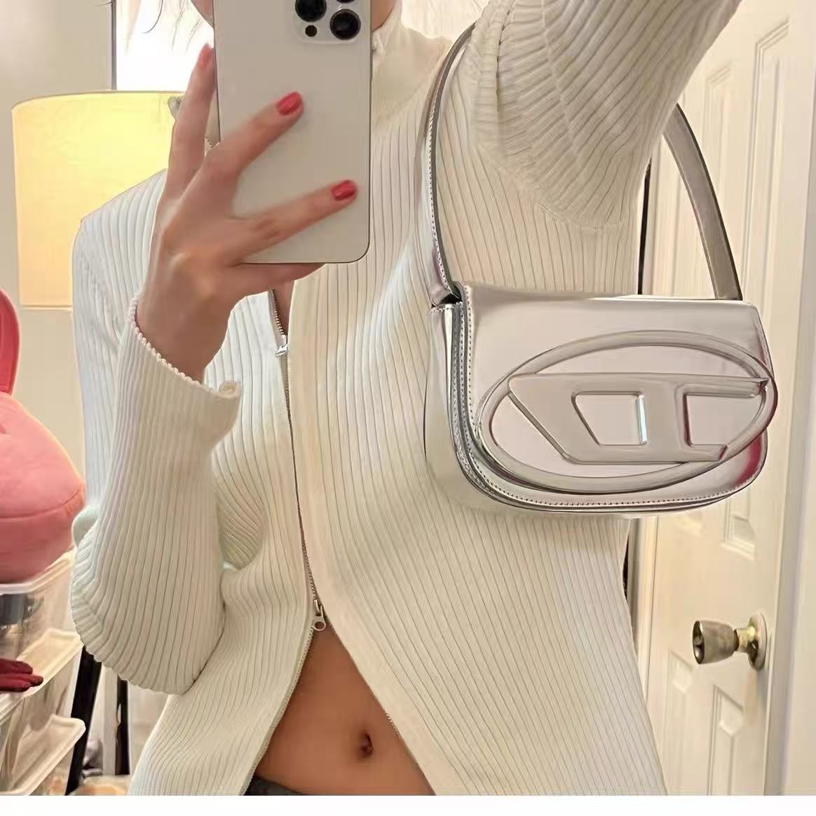 2026 D 文字 Dingdang ファッショナブルな女性用メッセンジャーバッグ、小さな正方形のショルダーバッグ、シルバーカラー、クロスボディスタイル
