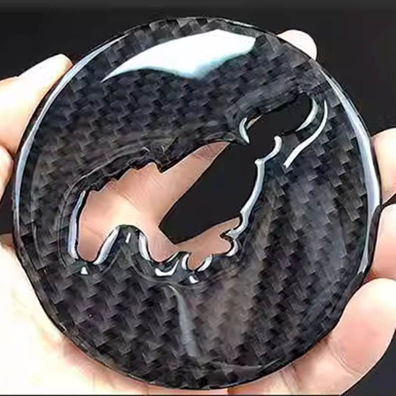 フォード マスタング 2015-2022 マスタング車のキャブステアリングホイールセンターロゴカーボンファイバートリムステッカー保護内側に取り付けられています。
