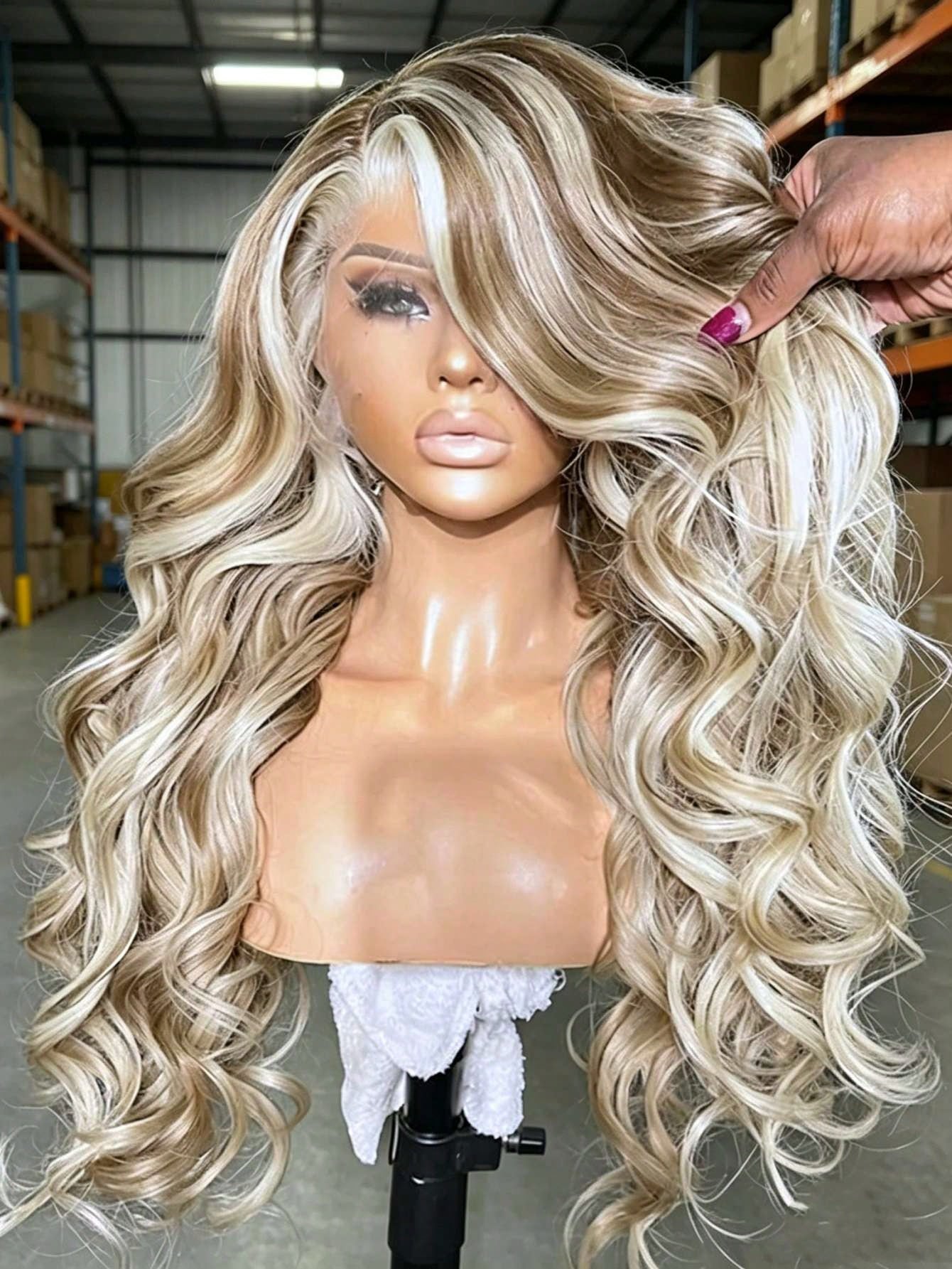 オンブルプラチナブロンドからブラウンのボディウェーブレースフロントウィッグ 女性用 13x4 HD 透明 接着剤不要ウィッグ 毛髪 180 密度 ナチュラルウェーブレースフロントウィッグ 人毛 ベビーヘアで事前に摘み取った日常着用用