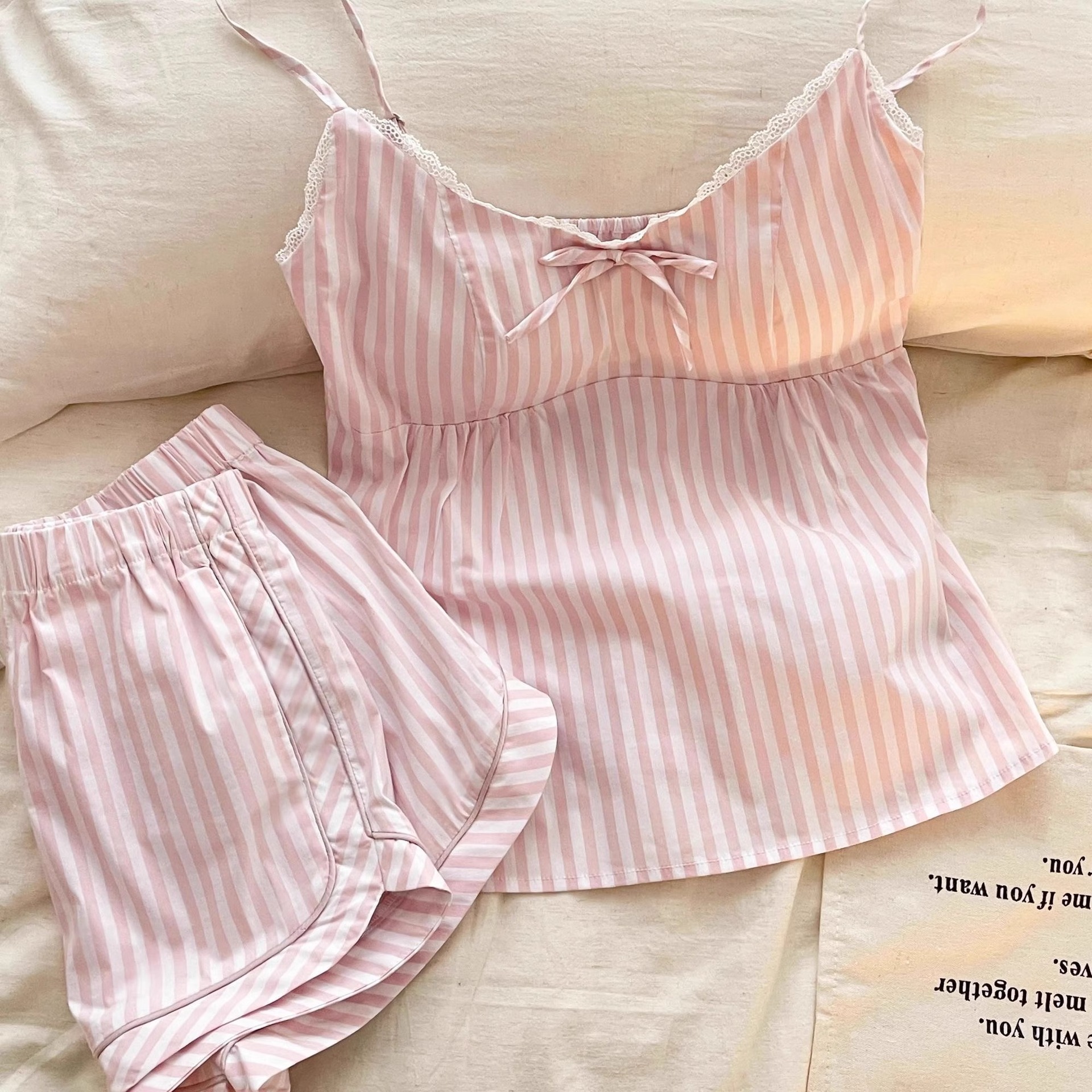 夏の熱い販売の女性のサスペンダーパジャマホームスーツセット、ストライプと胸パッド、半袖ショーツホームスーツセット