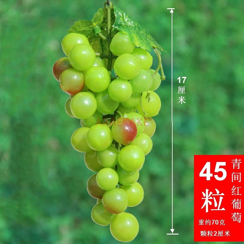 偽のプラスチックの葉、ブドウ、ブドウの木、果物の装飾品、植物の天井で飾られた模擬紫と緑のブドウ串 2 本。