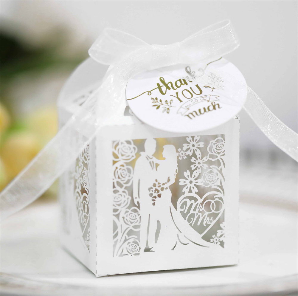 50 ピース/ロットレーザーカット花嫁新郎結婚式のお菓子キャンディーボックスゲストギフトボックス紙包装ベビーシャワーチョコレートクッキーボックス