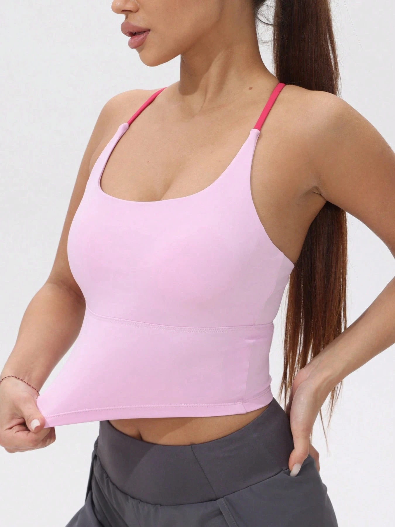 FITfemme レディース クリスクロス - バックスポーツタンクトップ - 速乾性、パッド入りカップ付き - ヨガ、ジムに最適