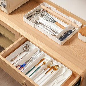 モダンでシンプルなプラスチック製伸縮式収納ボックス。キッチンキャビネットの引き出しや、テーブル上の食器・文房具の整理に最適です。
