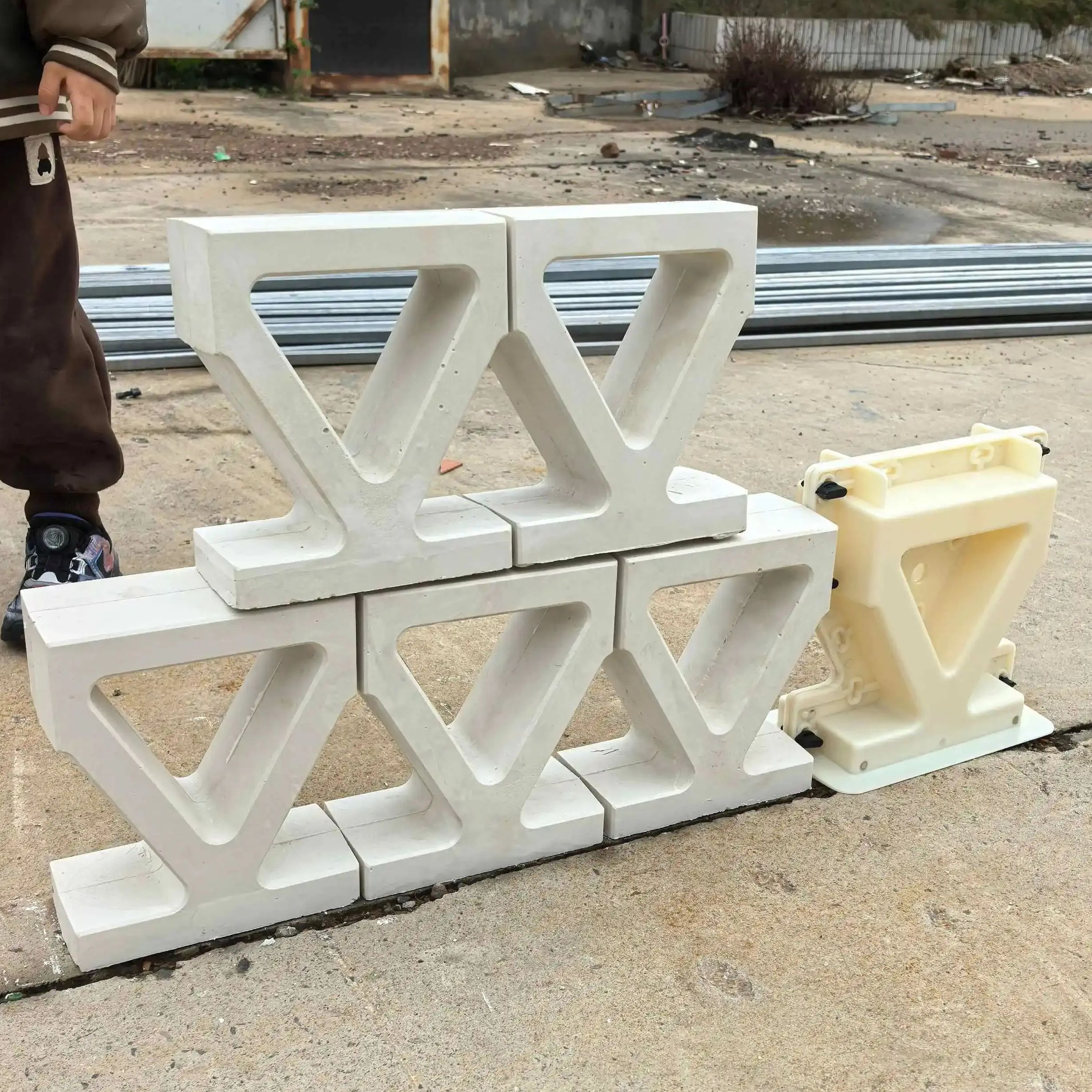三角形中空レンガ装飾両面プラスチックモールド壁建築文化的な形の壁川岸斜面の装飾