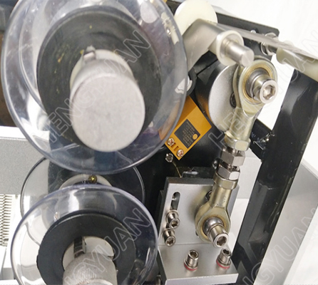 電気半自動丸ボトルラベリングマシンデスクトップ非乾燥粘着ガラス/紙透明ラベル専用