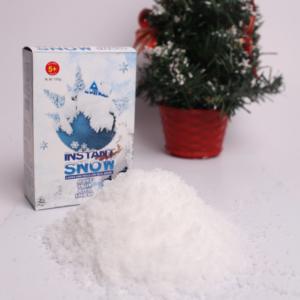 人工の、すぐに溶ける雪の粉で作られたクリスマス飾り
