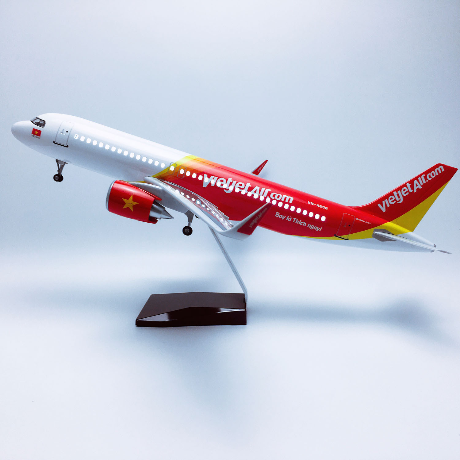 1:80 スケール飛行機 A320 ベトジェット航空飛行機モデルホイールとライト付き樹脂おもちゃ男の子子供航空機航空によるギフトを収集